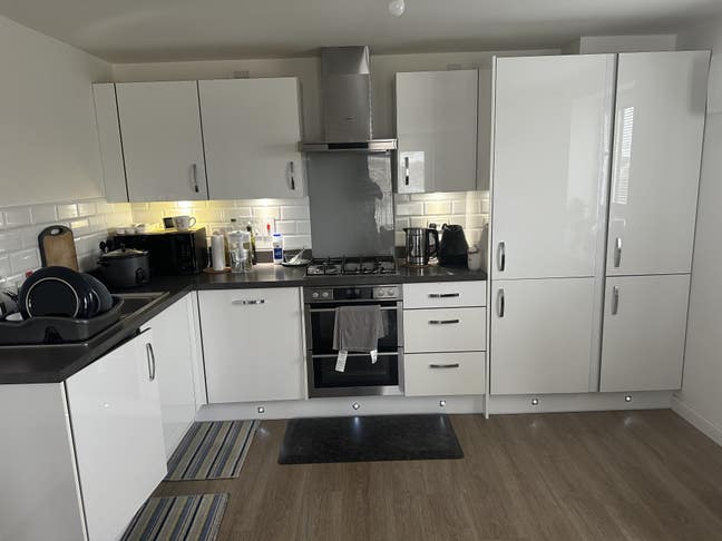 One Double Bedroom available in 2BH Flat Main Photo