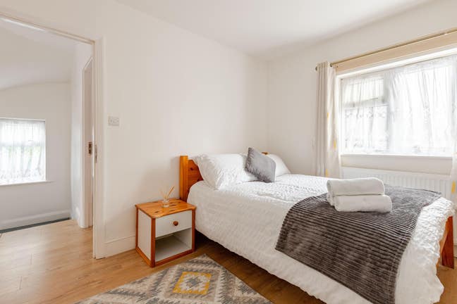 Spacious 3-Bedroom Flat for Rent in West London Main Photo