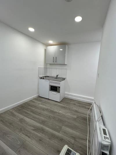 Well located 1 bed flat to let in London N16. Main Photo