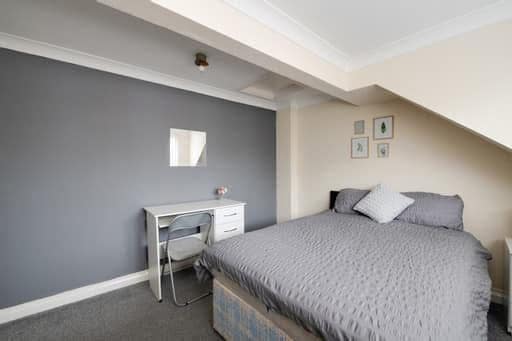 Large, Recently Renovated 6  bed house in Southsea Main Photo