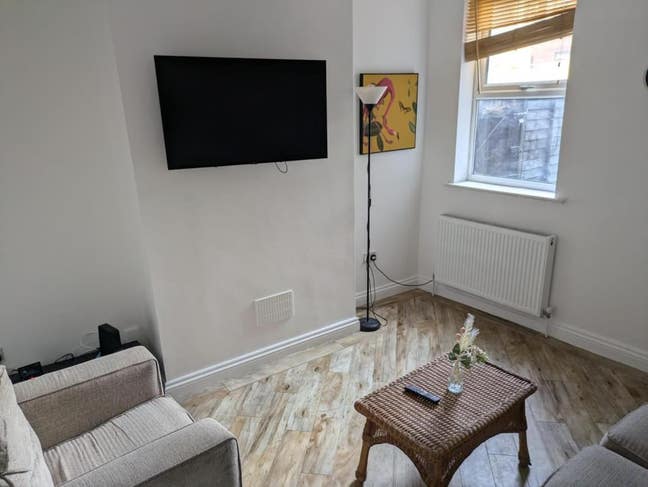 Central Private Studio Rooms with Couples accepted Main Photo