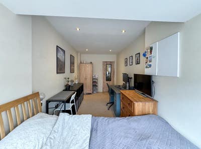 Lovely House Share 10 mins from WB Centre Main Photo