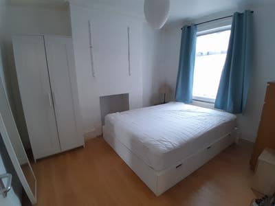 Semi Detached 2 mins walk Mitcham Eastfields St Main Photo