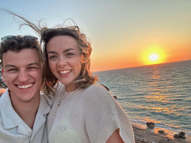 COUPLE SEEKING ACCOMODATION Main Photo