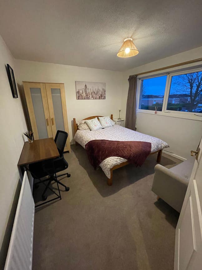 Sunny room on quiet estate  Main Photo