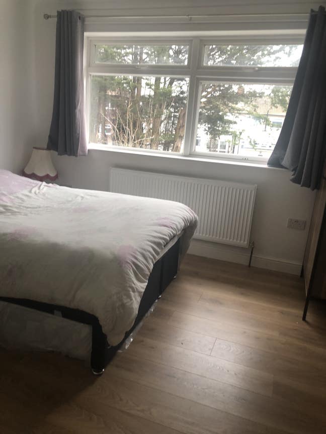 A large master bedroom room Main Photo