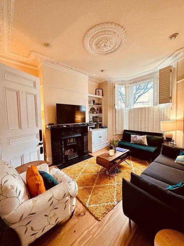 Bright double room in sociable house with garden Main Photo