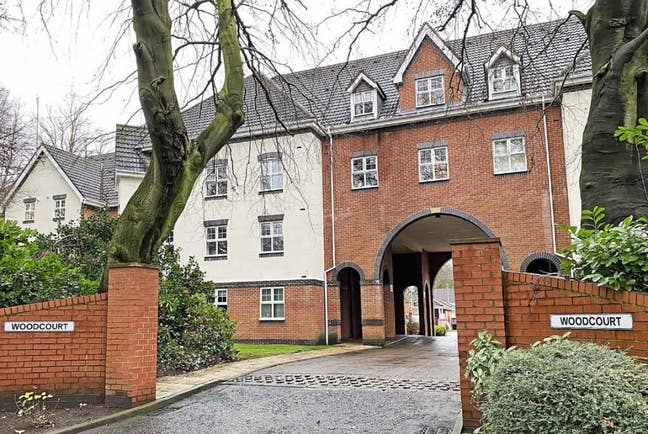 2 bed Flat. Sale Altrincham, parking, transport Main Photo