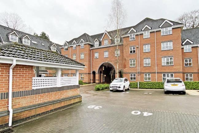 2 bed Flat. Sale Altrincham, parking, transport Main Photo