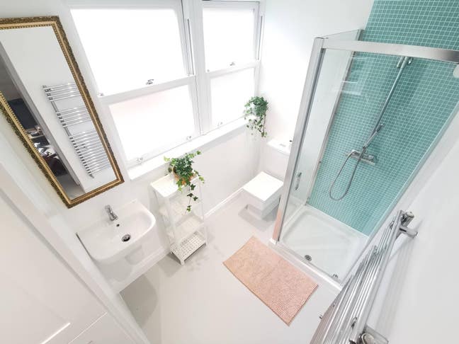 Large double room with en suite bathroom  Main Photo