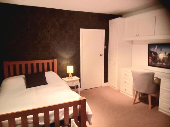 Large double room available all bills included  Main Photo