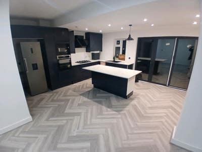 Luxury  Rooms With Most BILLS INC. In Mitc Main Photo