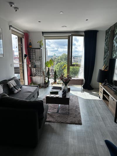 1 bed modern flat Brixton with parking & balcony Main Photo
