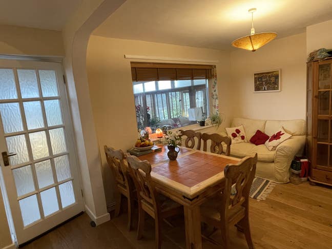 Double room in lovely quiet house. Mon-Fri Let Main Photo