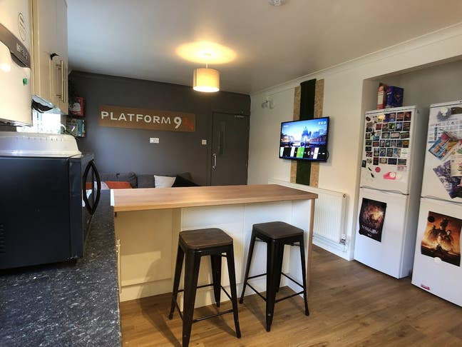 WB? Want to walk to work? Large double ensuite  Main Photo