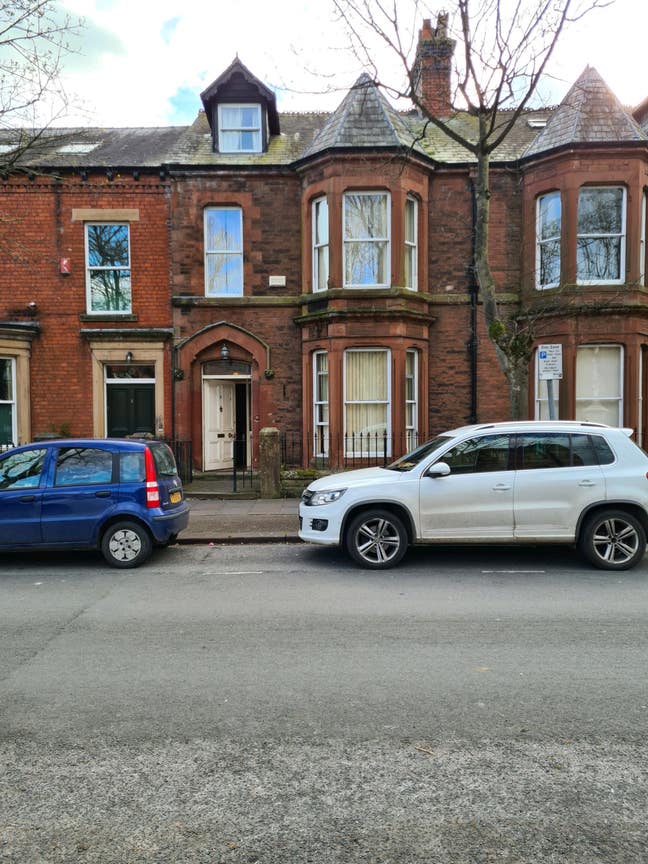  4 minutes town centre  Main Photo