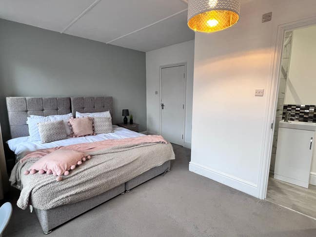 Bright LARGE Double Room with Ensuite  Main Photo