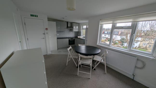 1 bedroom top floor flat Main Photo