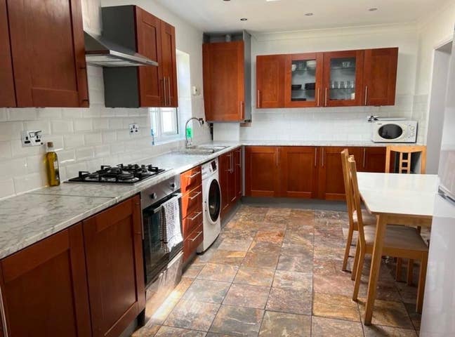 Spacious Double Room - bills inc: HESTON  Main Photo