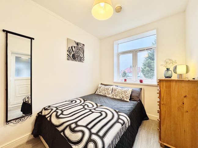 Edgware HA8: Lovely Studio Flat £1,100pcm  Main Photo