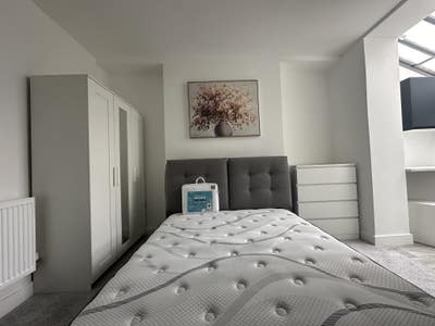 Ensuite room - Stylish Pro House-Share Main Photo