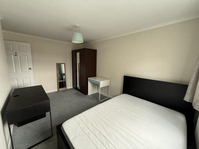 A spacious double room near Hainault station Main Photo