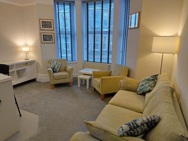 Flat: Double bedroom, ensuite & kitchen/sitting  Main Photo