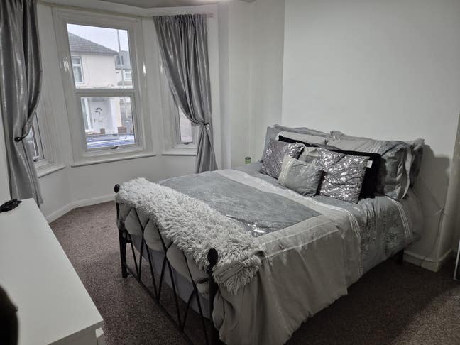 Large Double Room in a lovely house Main Photo