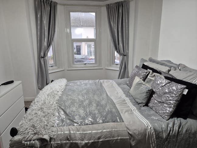 Large Double Room in a lovely house Main Photo