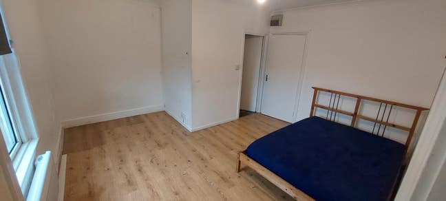 Ensuite Master Bedroom with walkin Closet Main Photo