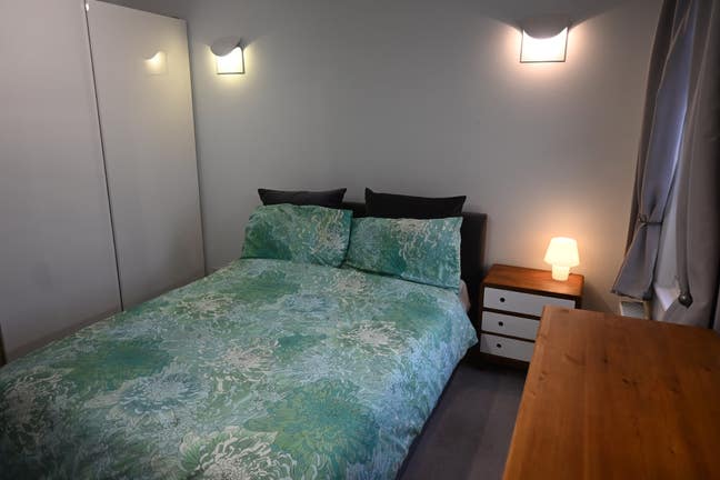 Lovely Room+ensuite+living area in Teddingon Main Photo