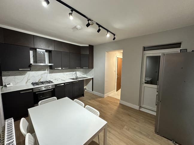 CR0|DBL Rooms Available in Lovely House Main Photo