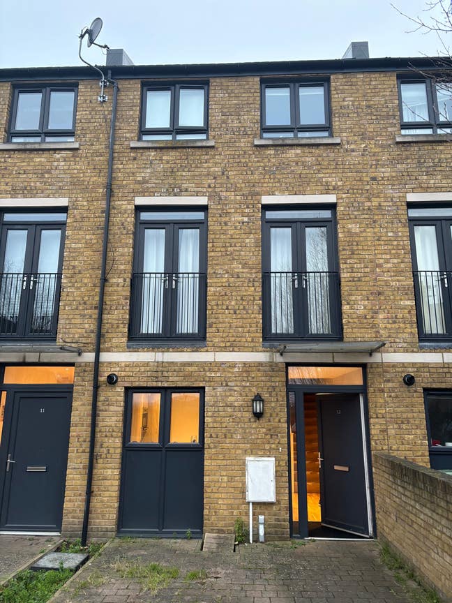 Double bedroom available immediately w. parking  Main Photo