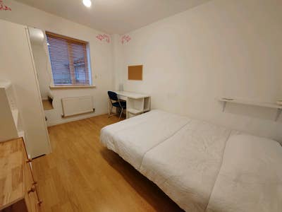 Large Double Room, Furnished Main Photo