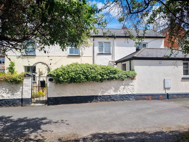 Double room & own bath, 1 other resident & dog Main Photo