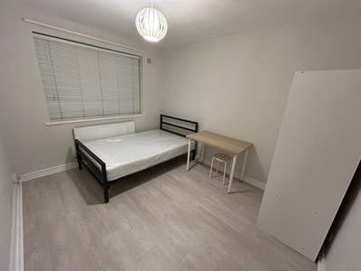 Bright Double room in Sutton two mins to train  Main Photo
