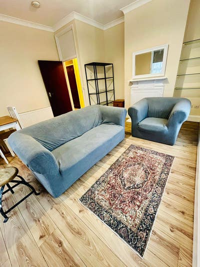 Spacious 3 bed flat, next to Westcombe Park stn. Main Photo