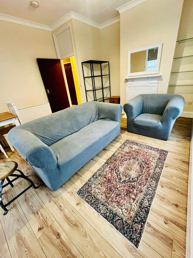 Spacious 3 bed flat, next to Westcombe Park stn. Main Photo