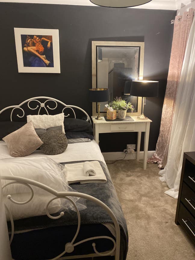 Hersham , Nr Station. Double room in comfy home  Main Photo