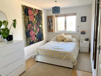 En-suite double, near shops, train & Alpine F1 Main Photo