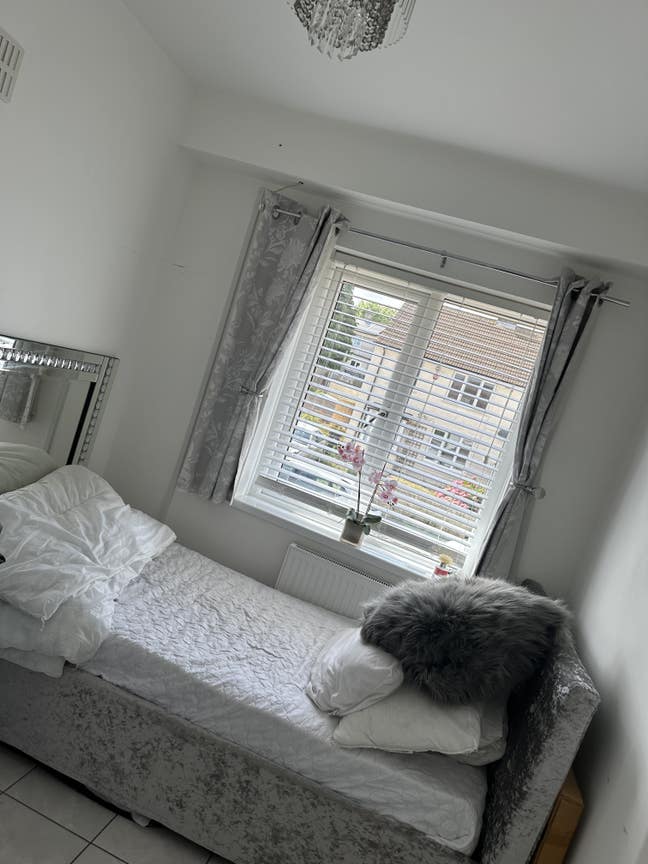 Single room in shared house Main Photo