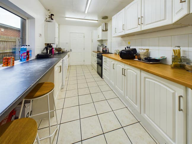 Ensuite Bedroom Available for Rent Main Photo