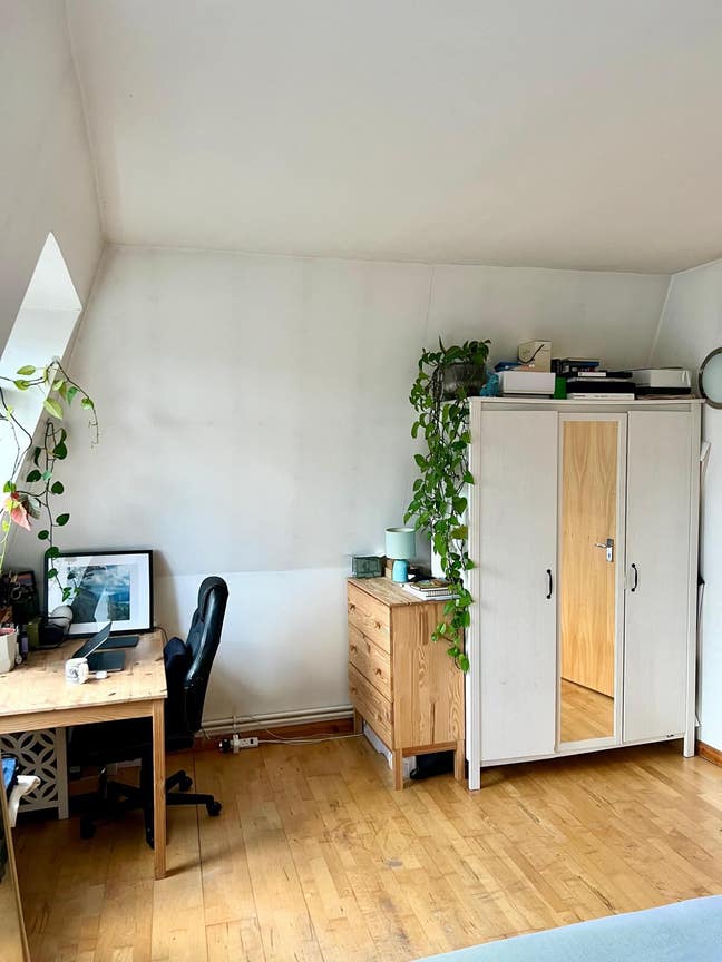 Large Double Bedroom - en suite shower (CT Band D) Main Photo