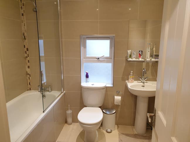 Double room to rent in E15 Main Photo