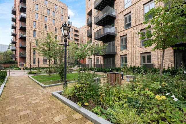 Spacious Rm in Brand New Flat - Great Local Main Photo