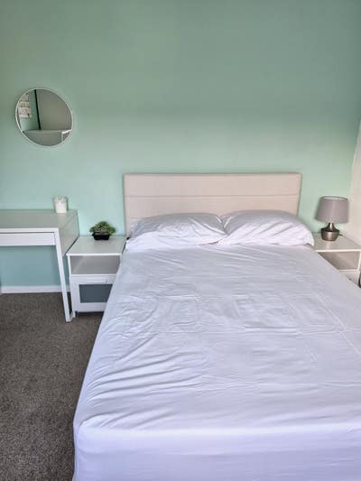 Spacious Double Room, 4 mins to public transport Main Photo