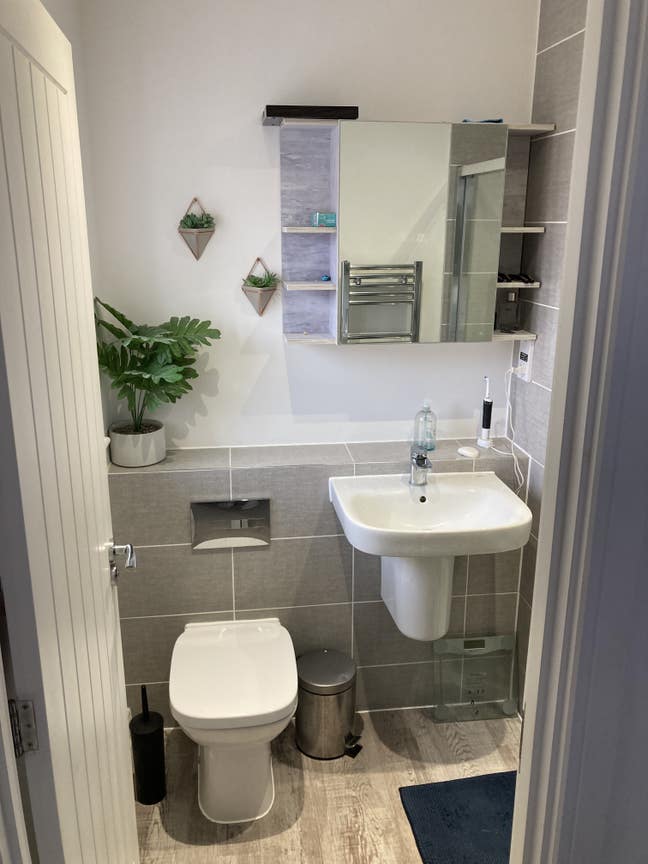 Double En Suite Furnished Room. Hellingly  Main Photo