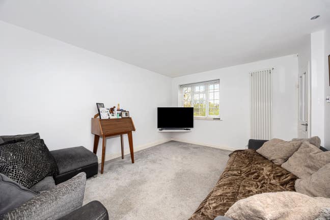 Double Bedroom Available LONG LET Main Photo