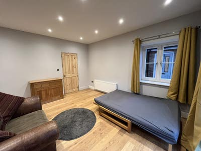 Spacious double room - walking distance to station Main Photo