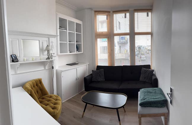 Spacious 1 Bed Flat overlooking High Street Main Photo